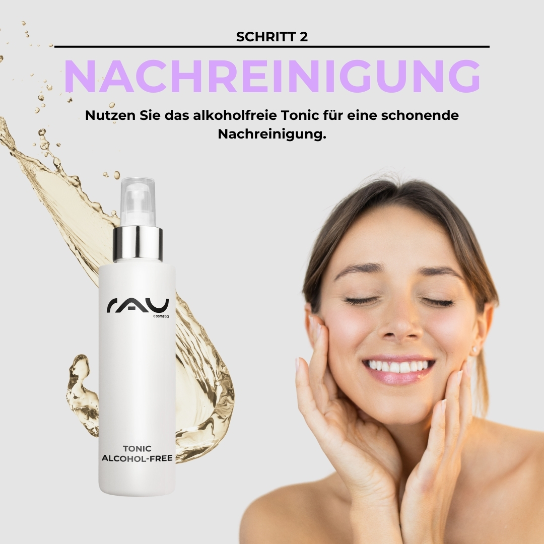 敏感肌のためのプロフェッショナル・ケア・ルーチン Frau mit lächelndem Gesicht und alkoholfreiem Tonic von RAU Cosmetics für die Nachreinigung sensibler Haut.