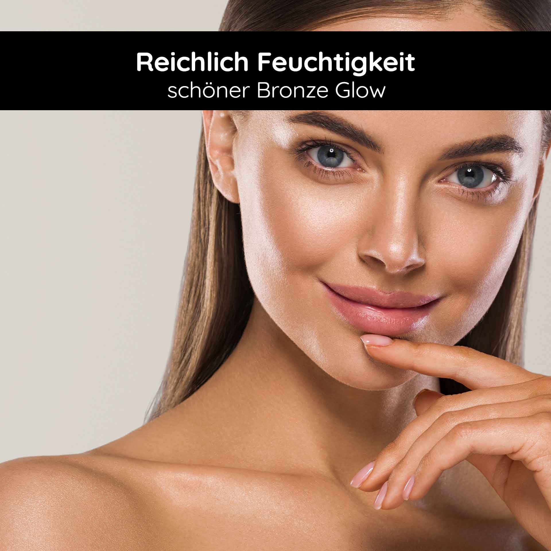 セルフ・タンナー・フェイス・セラム 30ml ナチュラル・セルフ・タンナー Frau mit strahlendem Teint und sanfter Bräune, betont durch den Text "Reichlich Feuchtigkeit schöner Bronze Glow", ideal für die Anwendung des Selbstbräuner Gesichtsserums von RAU Cosmetics.
