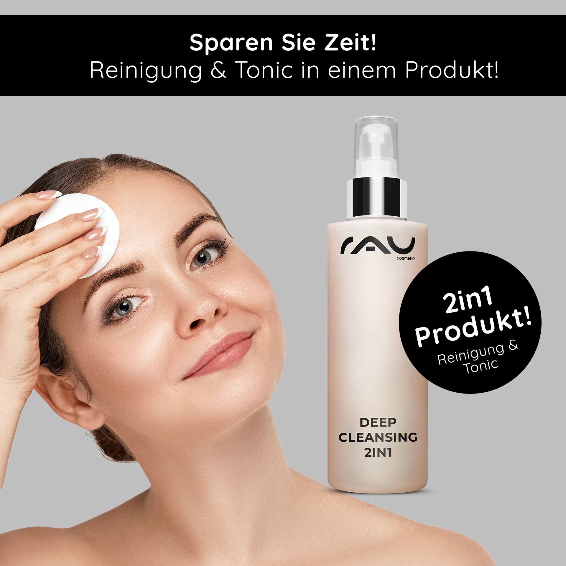 ディープクレンジング 2in1 200ml 2in1フェイシャルトナー Frau mit Wattepad, das Gesicht reinigend, neben Flasche von RAU Cosmetics Deep Cleansing 2in1, Betonung auf Reinigung und Tonic in einem Produkt.