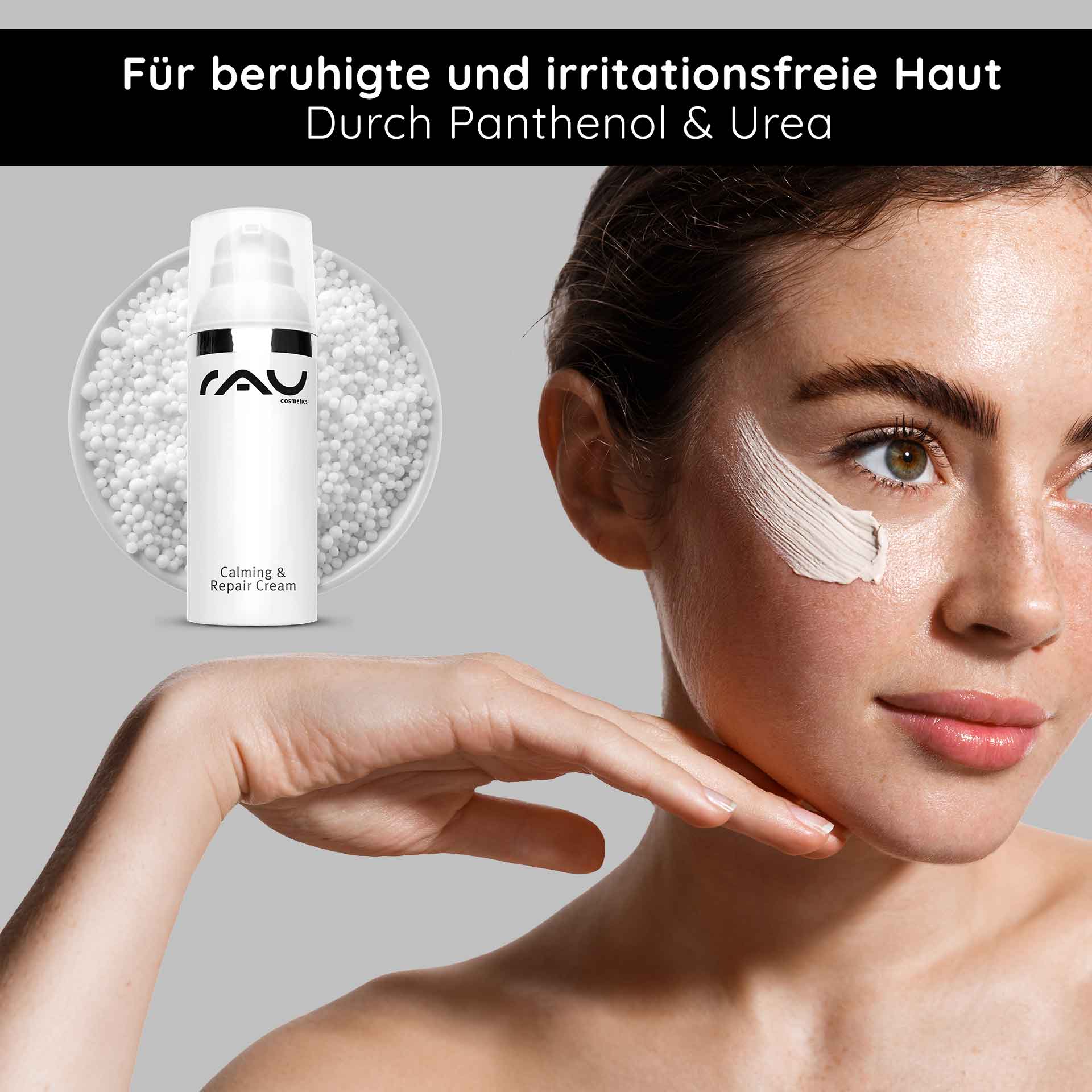 カーミング&リペアクリーム 50ml 肌を落ち着かせる Frau mit beruhigter Haut, aufgetragen mit RAU Calming & Repair Cream, umgeben von Pflegeperlen, betont die beruhigende Wirkung von Panthenol und Urea.