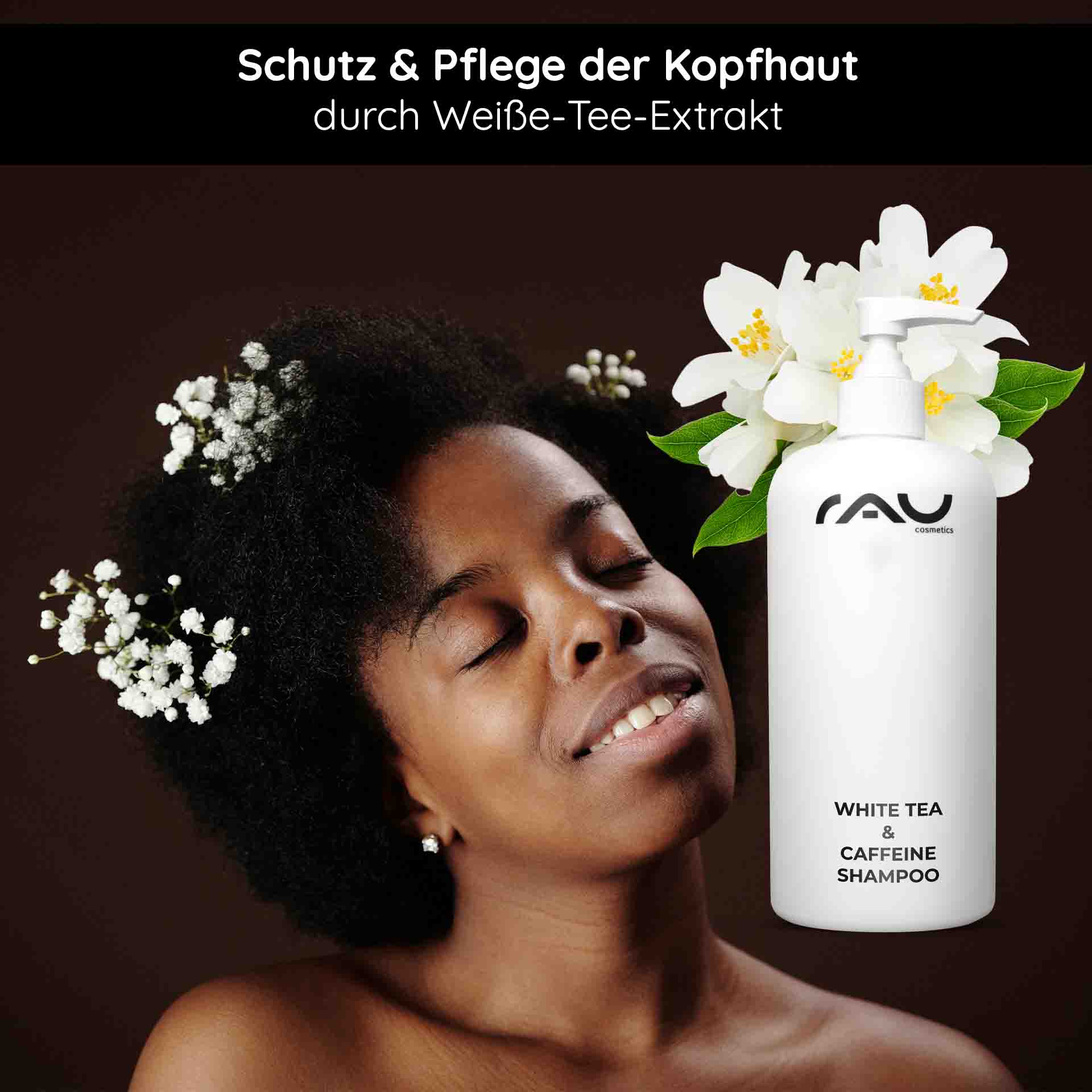 ホワイトティー&シュガービート シャワージェル 500ml シャワージェル RAU Cosmetics White Tea & Caffeine Shampoo – 500 ml Flasche mit Pumpverschluss, umgeben von weißen Blüten und grünen Blättern, die Frische und Pflege symbolisieren.