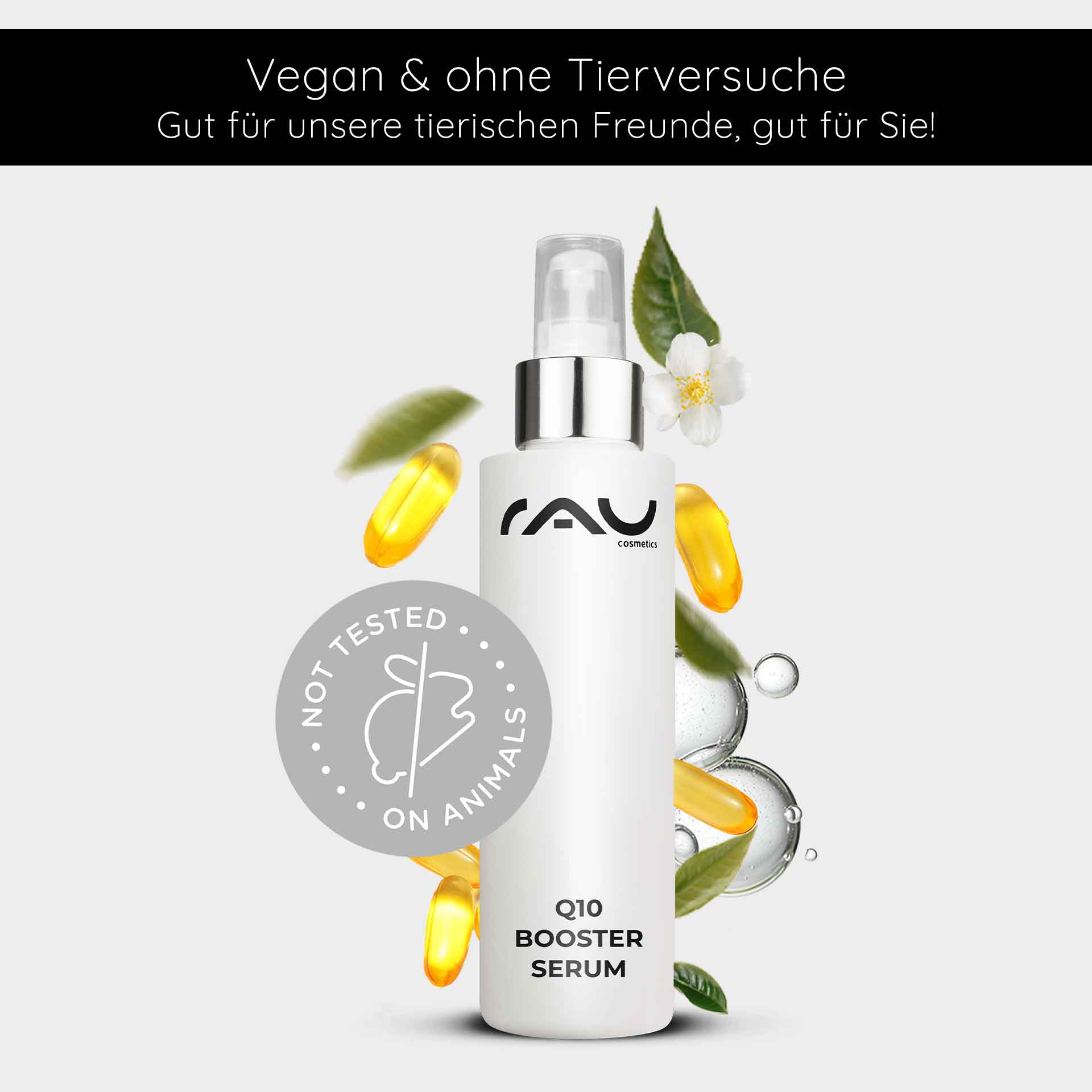 Q10ブースター美容液 100ml - ヒアルロン、Q10、レシチン配合 Flasche des RAU Q10 Booster Serums mit veganem und tierversuchsfreien Hinweis, umgeben von Pflanzenextrakten und Kapseln, betont die feuchtigkeitsspendenden und anti-aging Eigenschaften für reife Haut.
