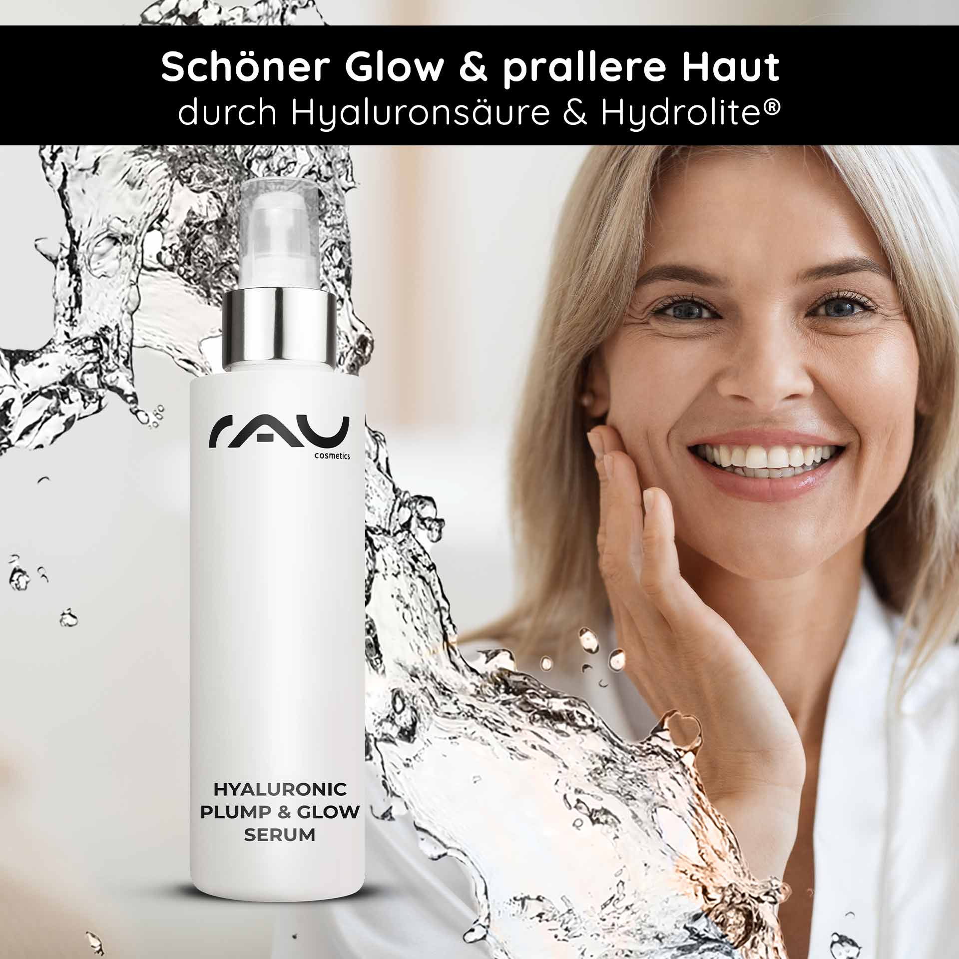 RAU Cosmetics ヒアルロン美容液 100ml Hyaluronic Plump & Glow Serum von RAU Cosmetics zeigt eine lächelnde Frau, die Serum auf ihr Gesicht aufträgt, wobei der Wasserspritzeffekt die Vorteile der Feuchtigkeitsversorgung und des Glanzes betont und die Anti-Aging-Eigenschaften hervorhebt.