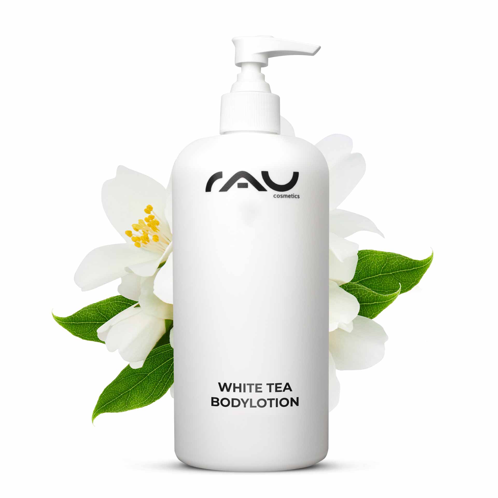 乾燥肌用ボディローション 500ml ヒアルロン、白茶、尿素配合 Weißes Teekörperlotion-Flasche von RAU Cosmetics mit Pumpe, umgeben von weißen Blüten und grünen Blättern, betont die Pflege für trockene Haut.