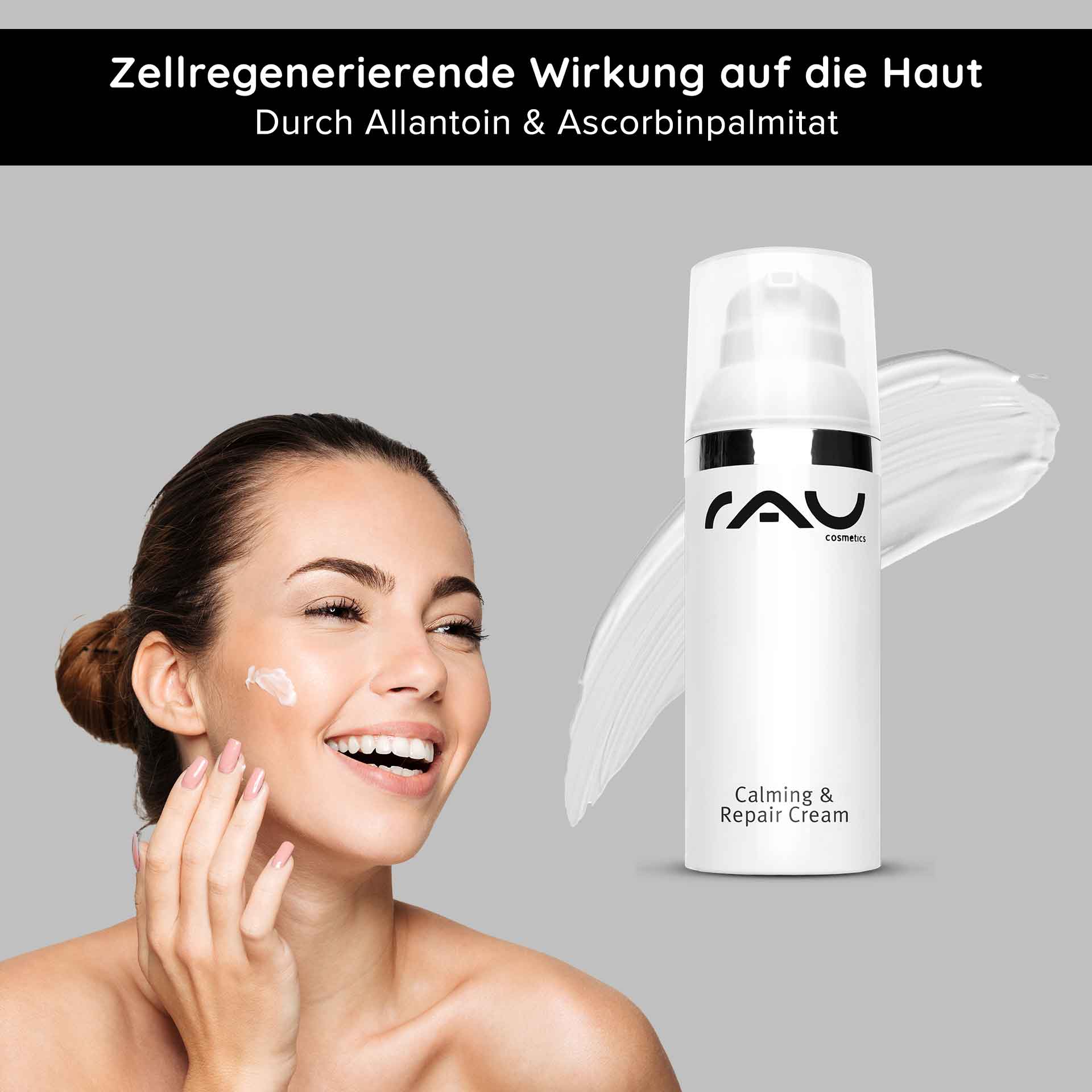 カーミング&リペアクリーム 50ml 肌を落ち着かせる Frau mit strahlendem Lächeln, die RAU Calming & Repair Cream auf ihre Wange aufträgt, mit Produktverpackung und Creme auf grauem Hintergrund, betont beruhigende und regenerierende Hautpflege.