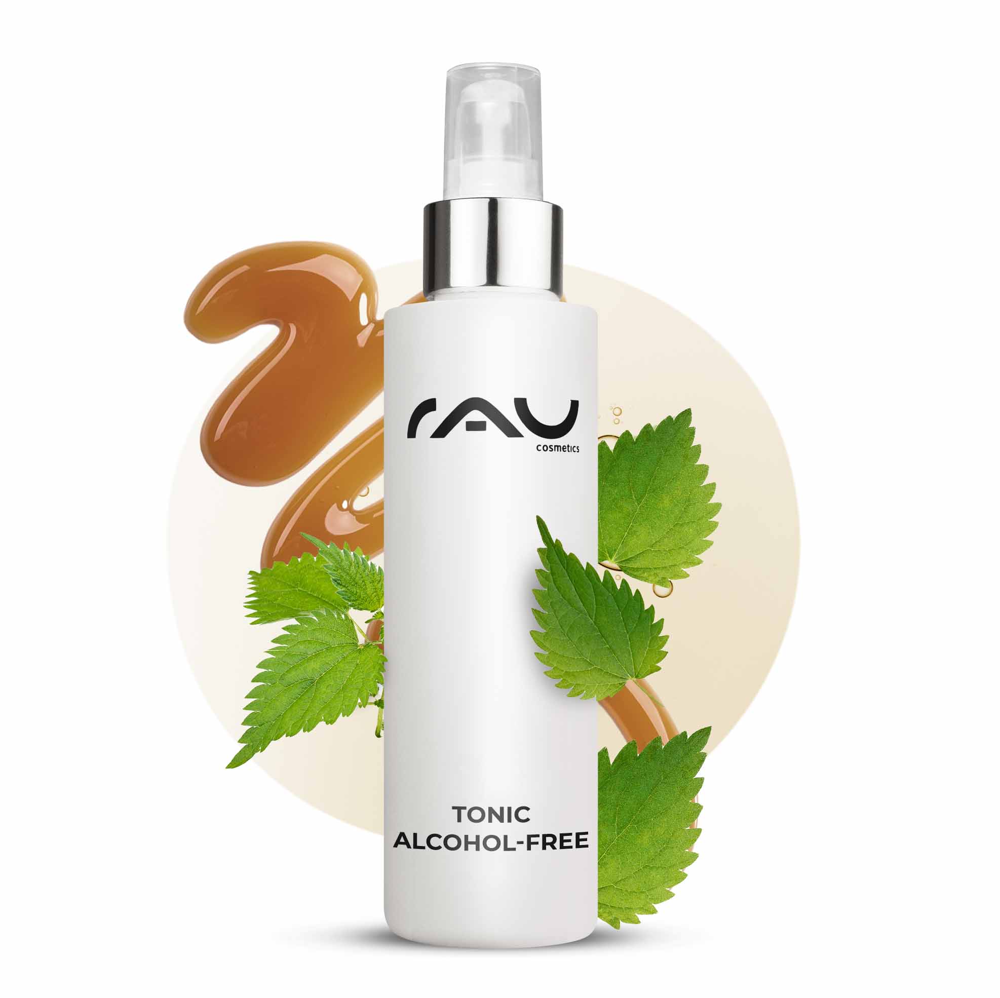 トニック アルコールフリー 200ml イラクサエキス配合 Tonic ohne Alkohol von RAU Cosmetics in einer weißen Sprühflasche mit silberner Kappe, mit Brennnesselblättern und einem braunen Flüssigkeitswirbel, der die sanfte und effektive Hautpflege für empfindliche und trockene Haut unterstreicht.