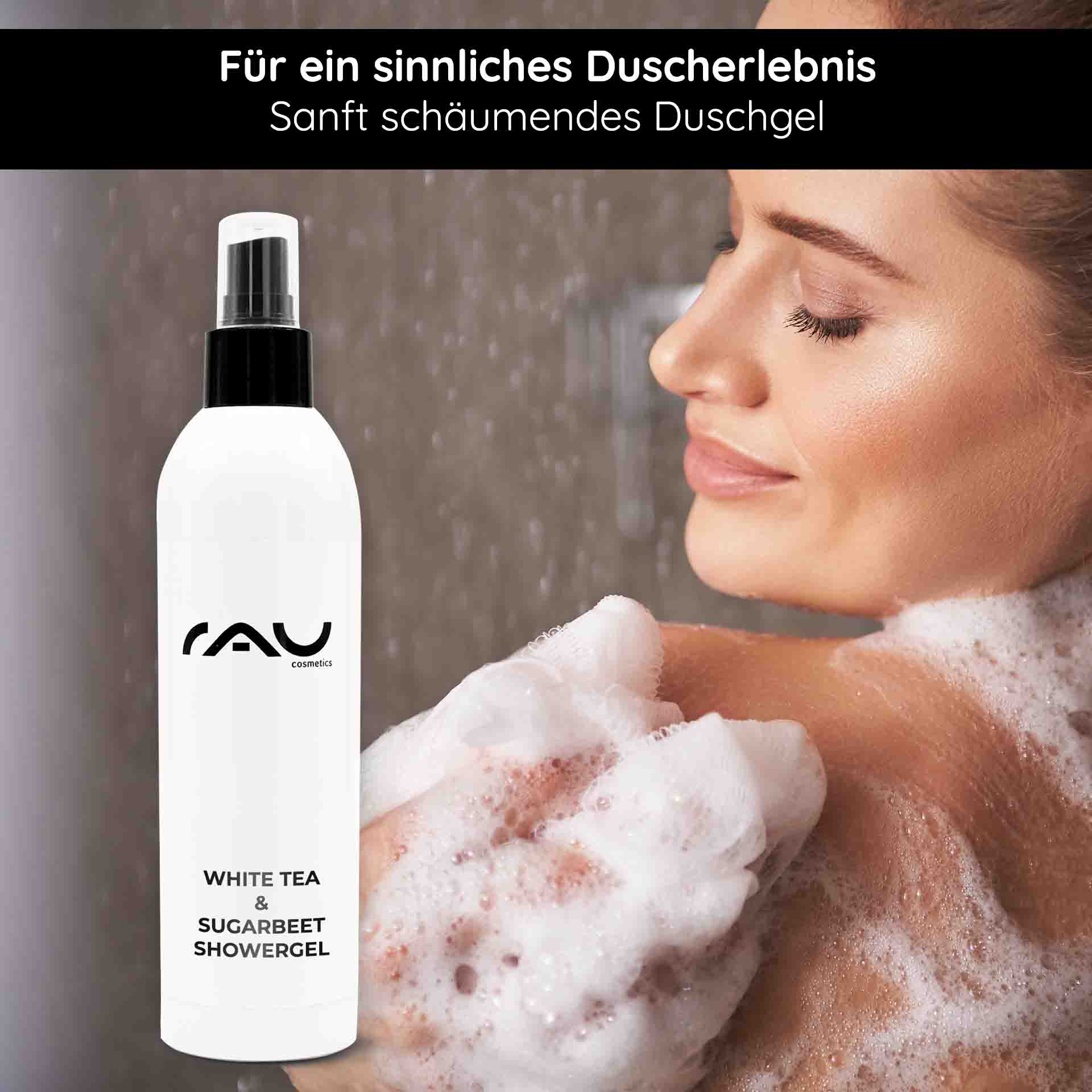 ホワイトティー&シュガービート シャワージェル 500ml シャワージェル Flasche mit RAU Cosmetics White Tea & Sugar Beet Showergel und schäumender Körperpflege, Frau mit schaumigem Duschhandschuh, frisches Duscherlebnis.