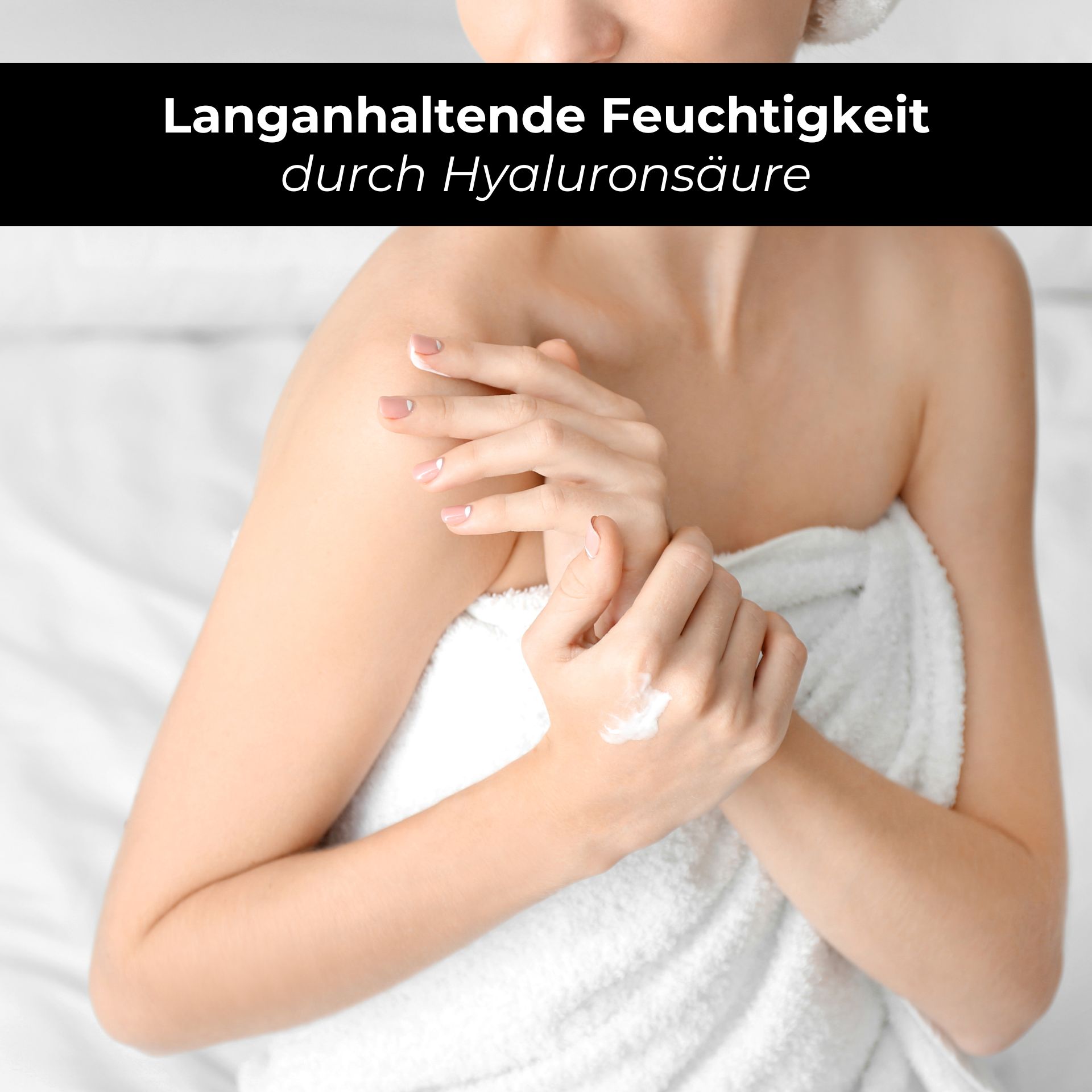RAU Eternal Moist Body Lotion 250 ml - Intensive Feuchtigkeit für streichelzarte Haut Frau mit Handtuch, die RAU Eternal Moist Body Lotion auf die Haut aufträgt, betont langanhaltende Feuchtigkeit durch Hyaluronsäure.