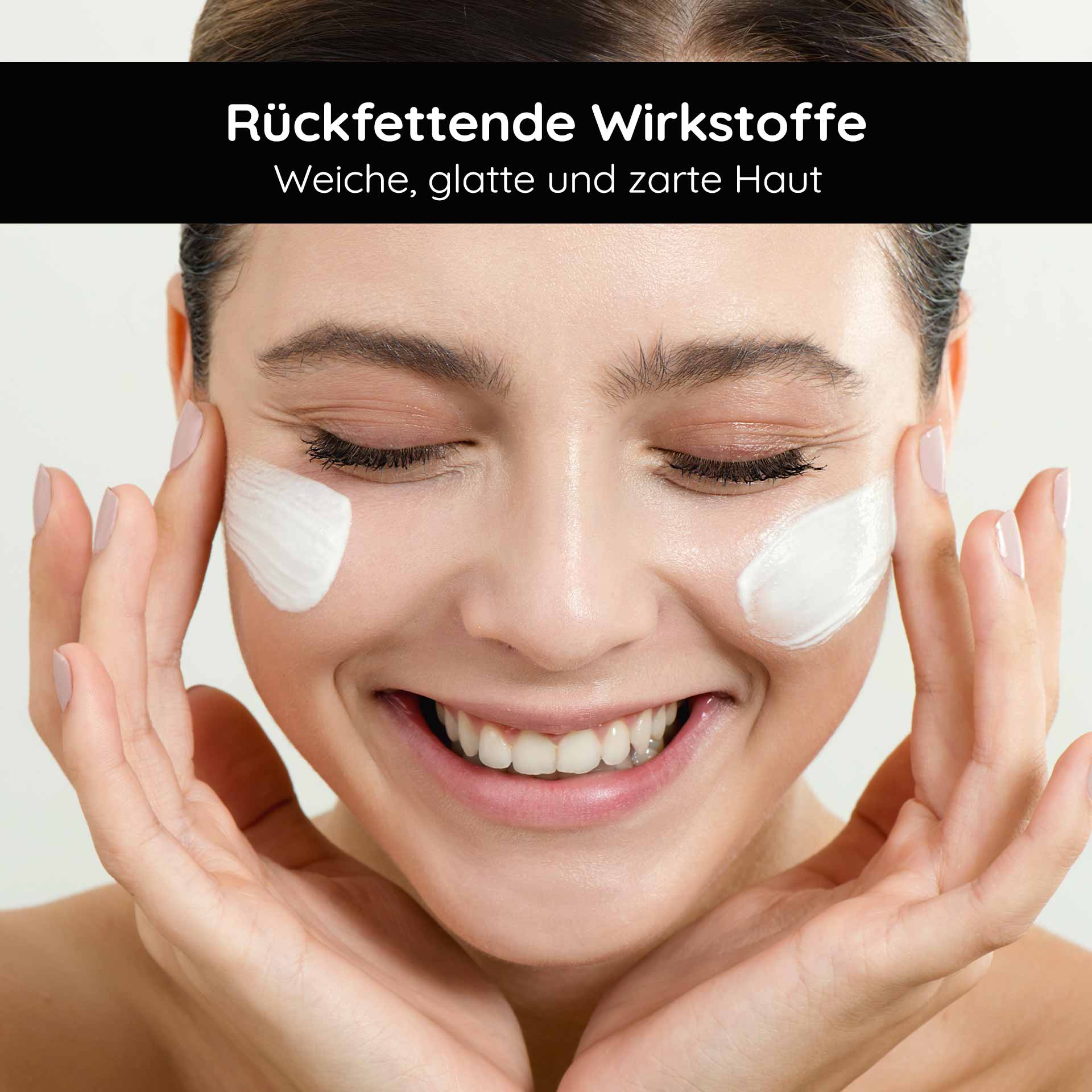 Silvercream 50 ml - Silver Repaircream gegen Pickel bei Unreinheiten Frau mit strahlendem Lächeln, die Gesichtscreme auf die Wange aufträgt, symbolisiert sanfte Hautpflege und Effektivität der RAU Silbercreme gegen Unreinheiten.